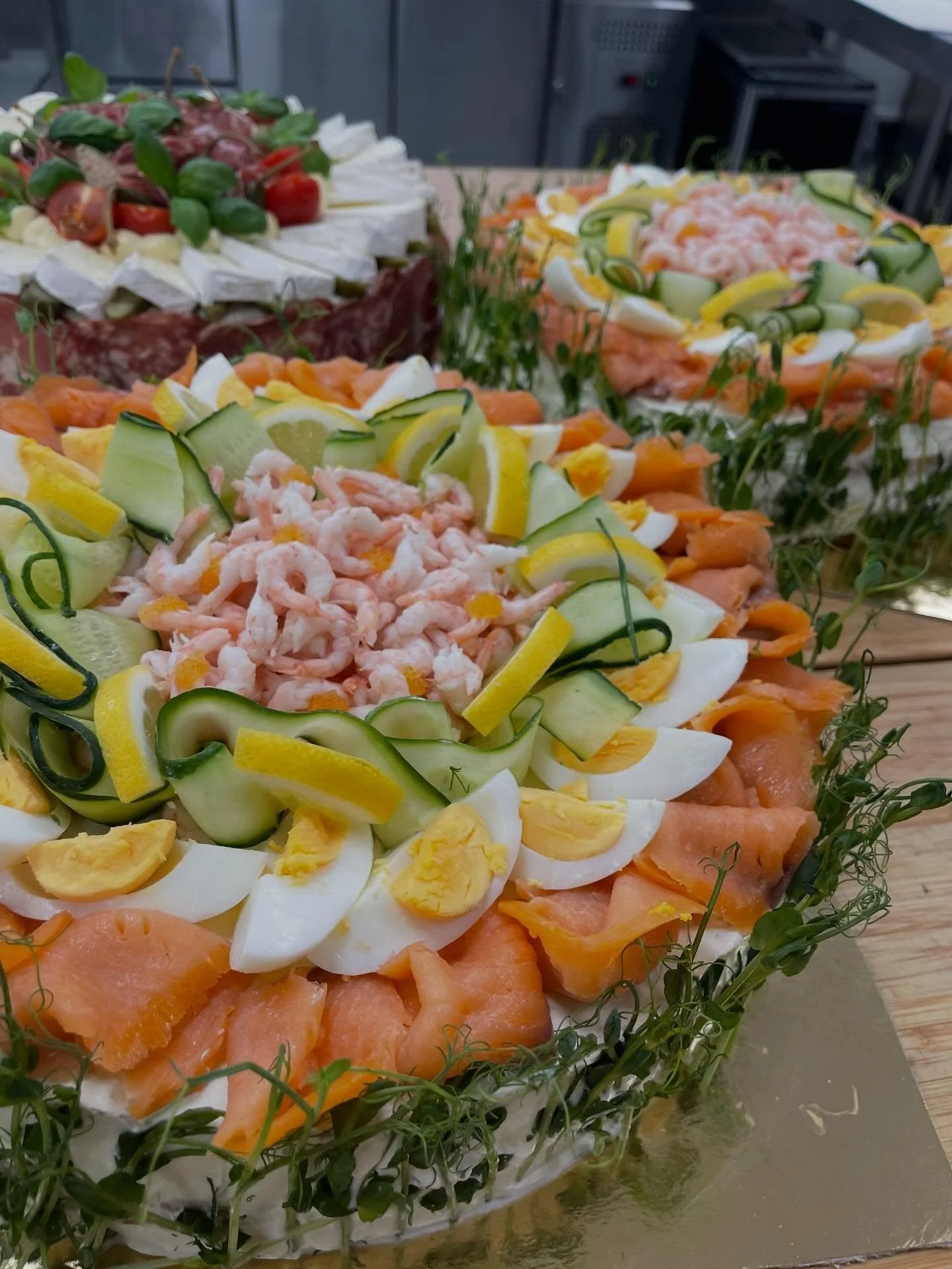 Sm&ouml;rg&aring;st&aring;rtor till minnesstund redo f&ouml;r leverans. Idag f&aring;r g&auml;sterna v&auml;lja mellan &rdquo;ost &amp; chark&rdquo; eller &rdquo;lax &amp; r&auml;kor&rdquo;. Sj&auml;lvklart finns ocks&aring; alternativ f&ouml;r de me