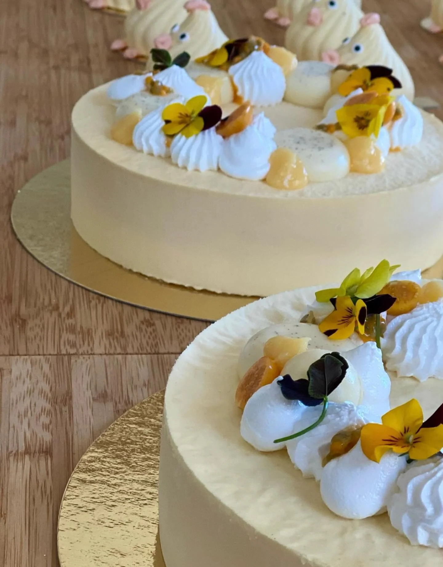 P&aring;sken n&auml;rmar sig med stormsteg och vad vore v&auml;l godare &auml;n att fira den ihop med en av M&auml;rtas goda t&aring;rtor? 

&Aring;rets p&aring;skt&aring;rta har smak av kokos, vit choklad och citron och fullkomligt sm&auml;lter i mu