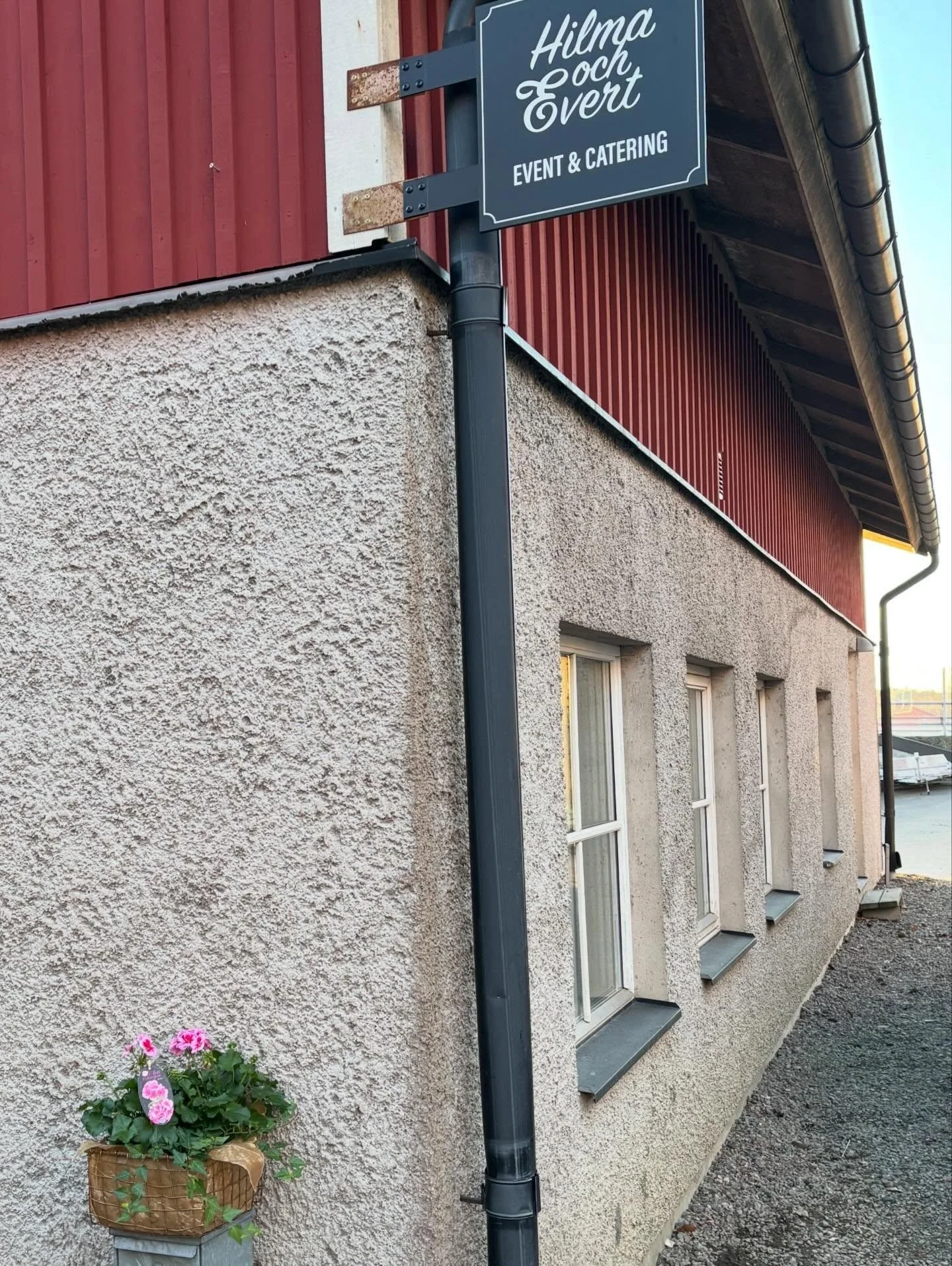 &Aring;rets pelargon presenterades ig&aring;r. Den heter Hilma och sj&auml;lvklart ville vi ha en s&aring;dan utanf&ouml;r v&aring;r entr&eacute;! Vilken tur d&aring; att &Aring;sa p&aring; @gronskaogrejer hade varit snabb och k&ouml;pt in ett antal 