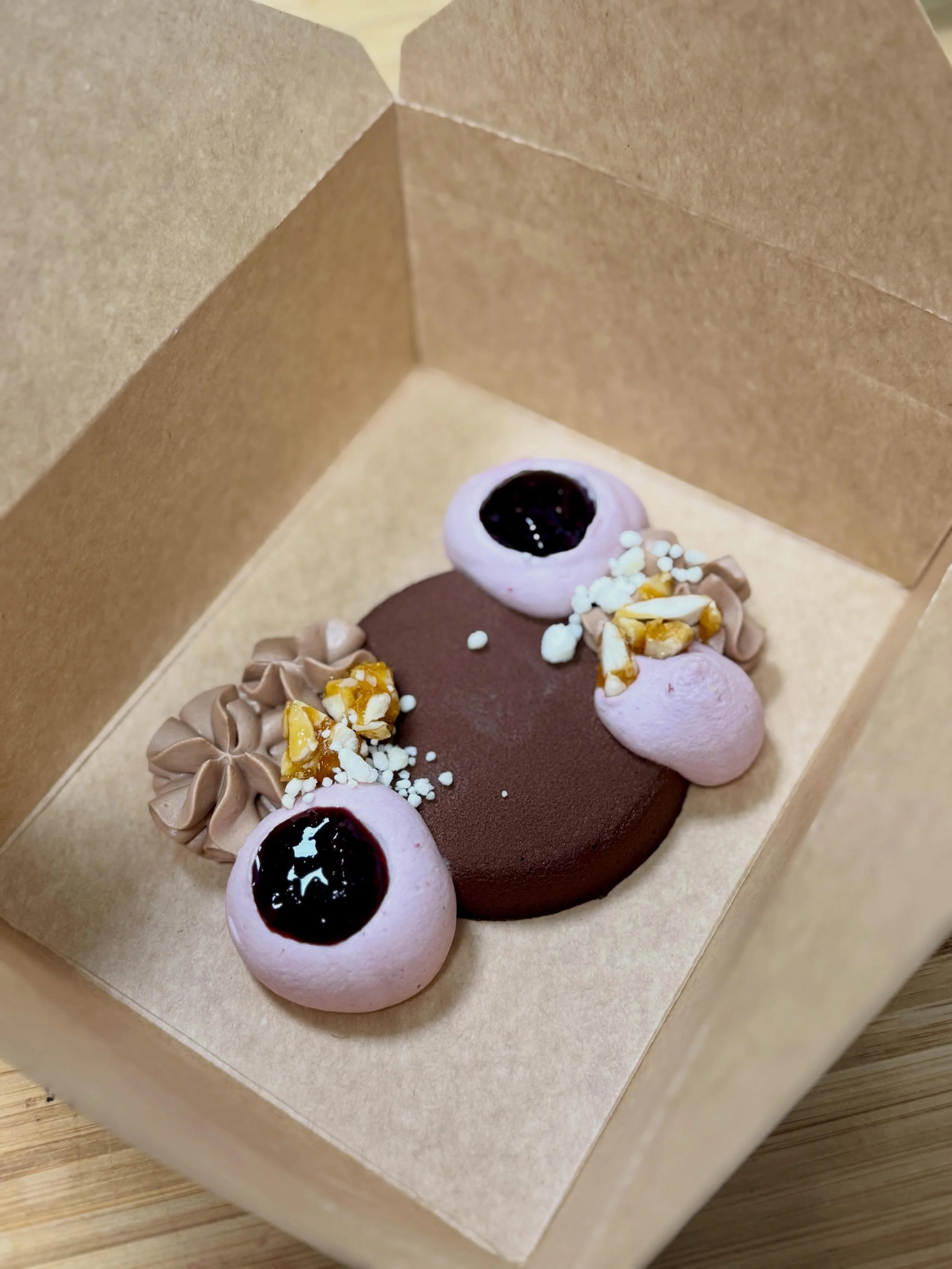 Tre br&ouml;llopsdesserter &aring;kte i f&ouml;rra veckan ut f&ouml;r provsmakning. &Ouml;nskem&aring;let var n&aring;got med choklad och bj&ouml;rnb&auml;r och ska vara till ett br&ouml;llop senare i h&ouml;st. Vilken hade du valt? Chokladpastejen m