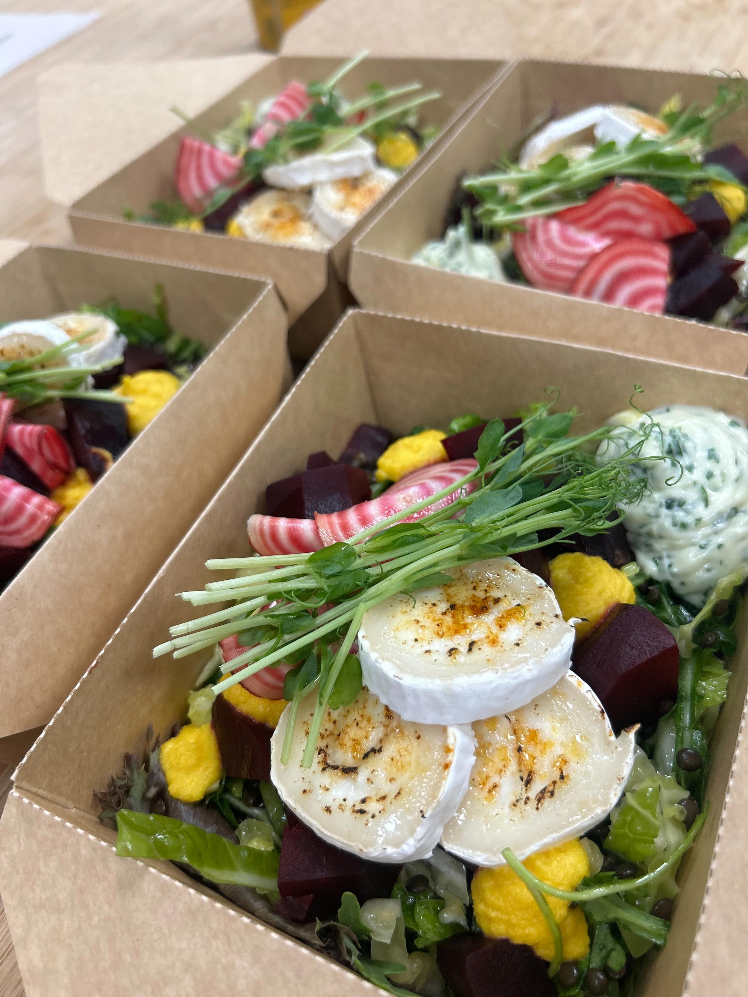 Vi gillar v&aring;r bet-sallad skarpt! Citronkramad k&aring;l med belugalinser och gr&ouml;na blad. Bakade r&ouml;dbetor, gulbetscr&egrave;me, picklade polkabetor, karamelliserad getost och &ouml;rtcr&egrave;me!