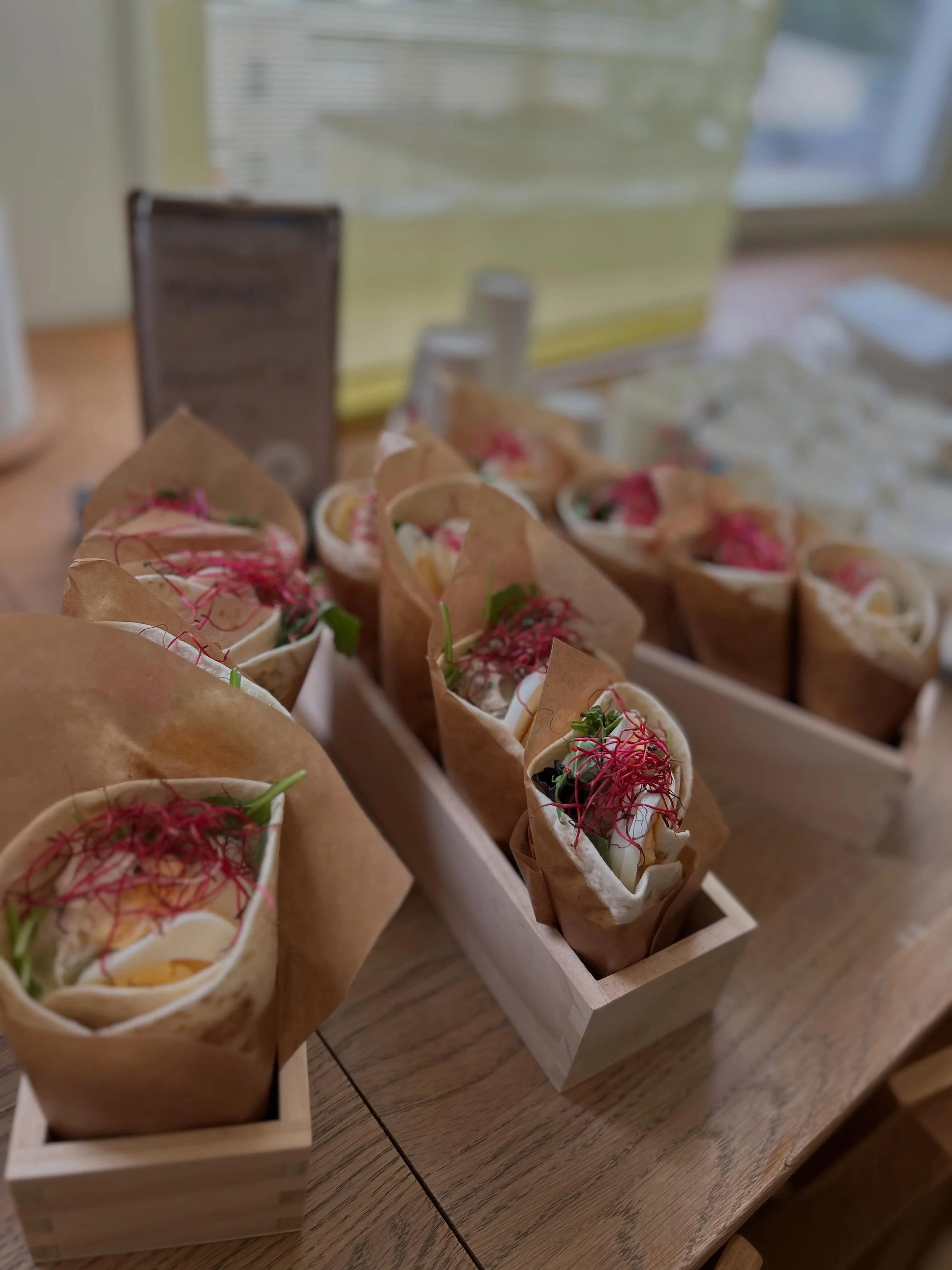 Plockmat levererad till kund i Lerum; miniwraps med varmr&ouml;kt laxr&ouml;ra, liten ostbricka, r&auml;kor med brynt sm&ouml;r, &auml;gg och belugalinser i prismakopp samt br&ouml;d och vispat sm&ouml;r! #plockmat #catering #lerum