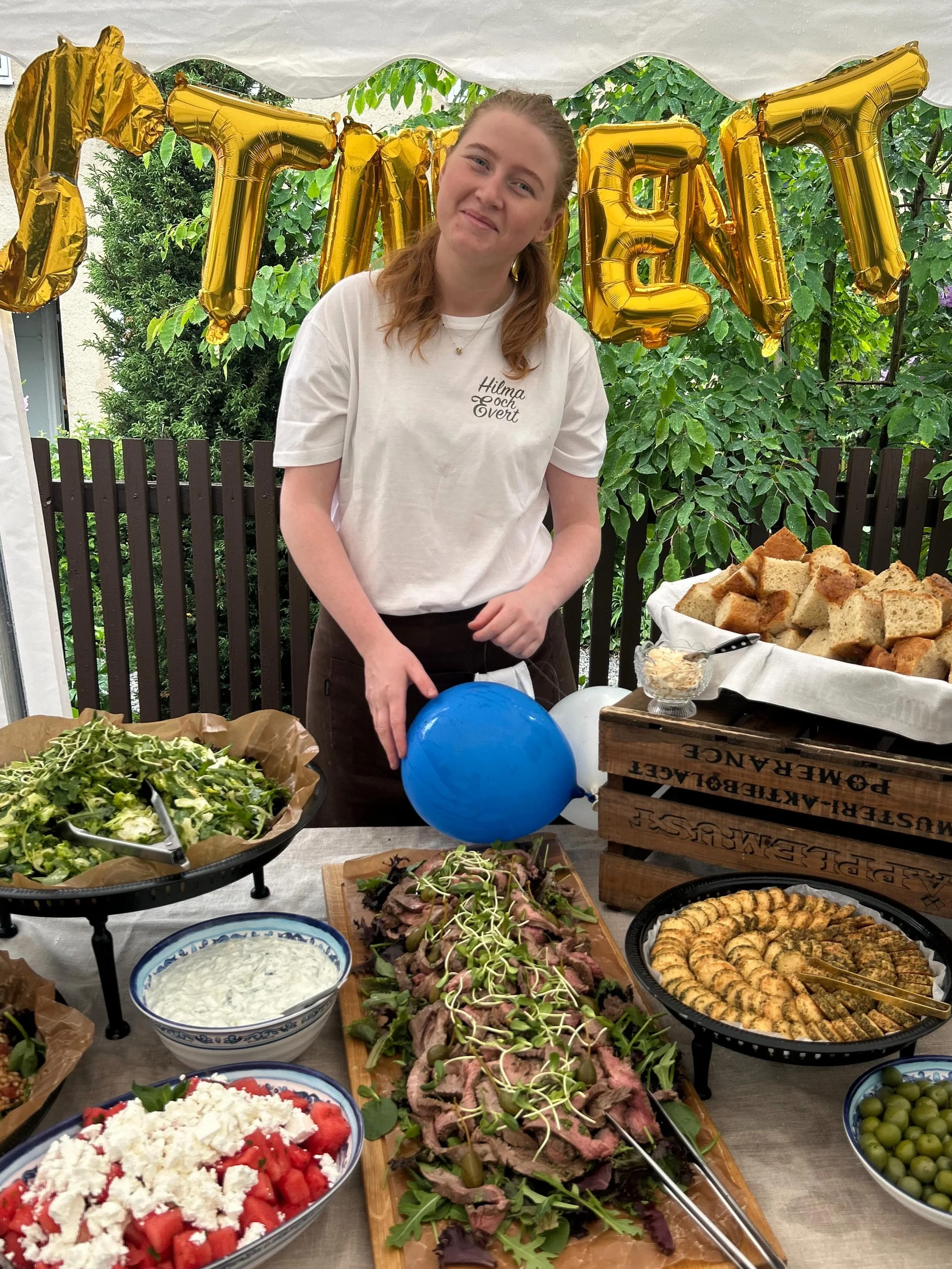 De f&ouml;rsta tv&aring; veckorna i juni &auml;r det alltid fullt &ouml;s i k&ouml;ket d&aring; den ena studenten avl&ouml;ser den andra, parallellt &auml;r det br&ouml;llop och andra cateringleveranser. Vi jobbar n&auml;stan dygnet runt men oj s&ari