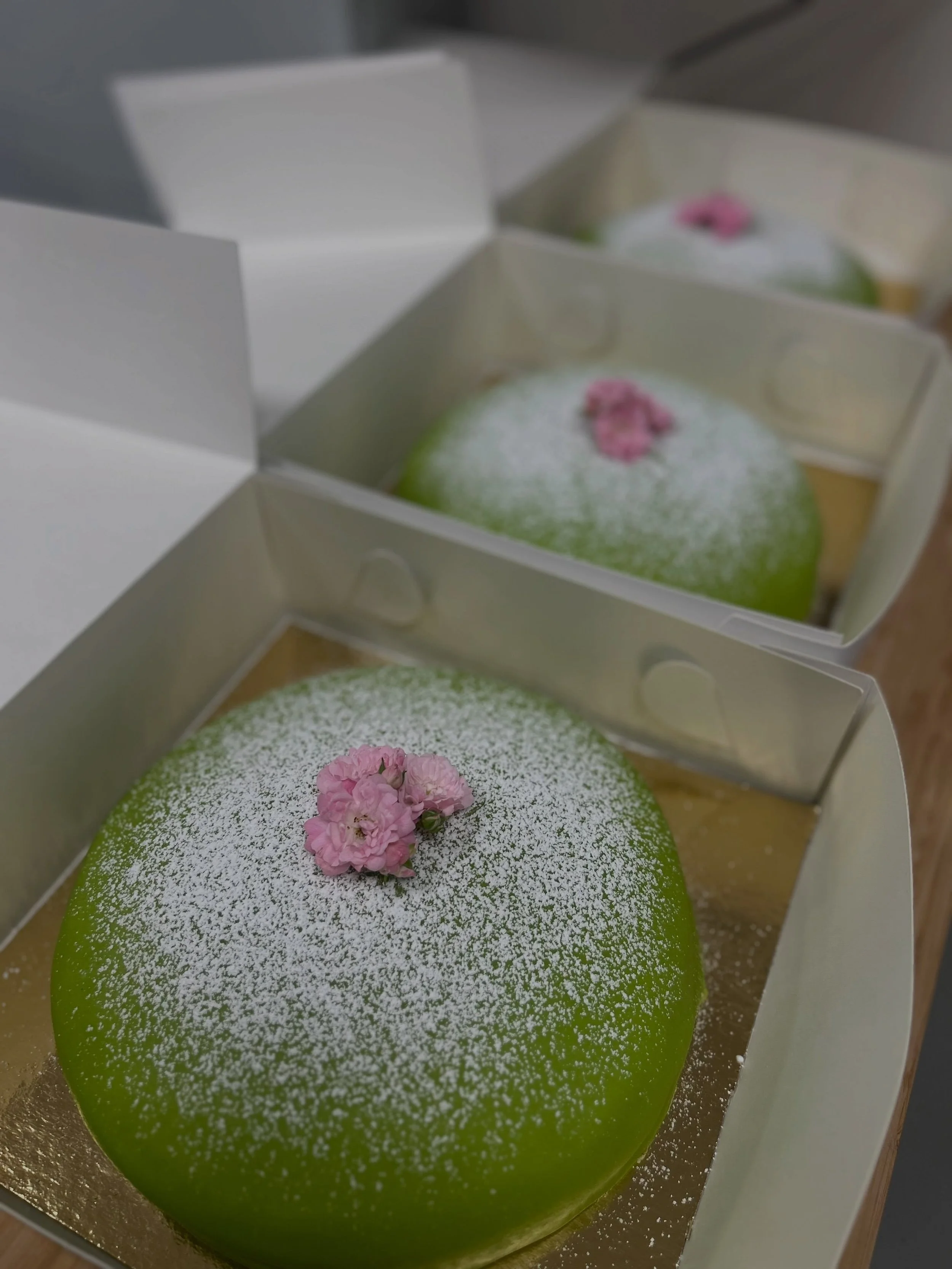 Dagens prinsesst&aring;rtor p&aring;v&auml;g ut till kund. Det &auml;r inte s&aring; ofta vi g&ouml;r dessa t&aring;rtor men n&auml;r det v&auml;l h&auml;nder &auml;r det alltid lite extra kul! 🍰