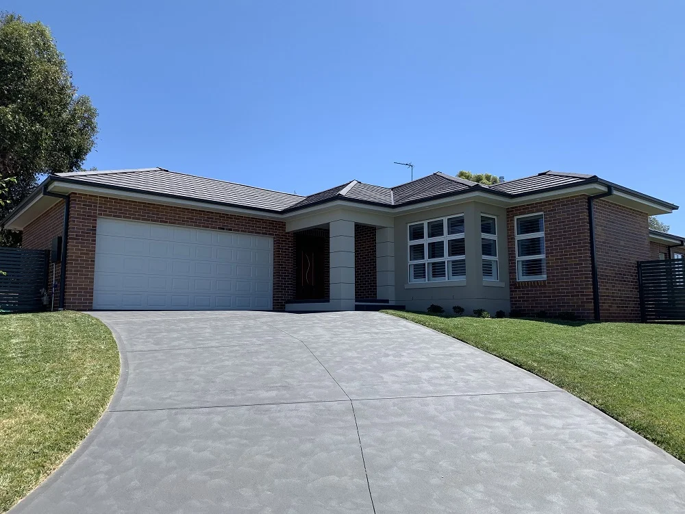 Gala Crescent 9 Front.jpg