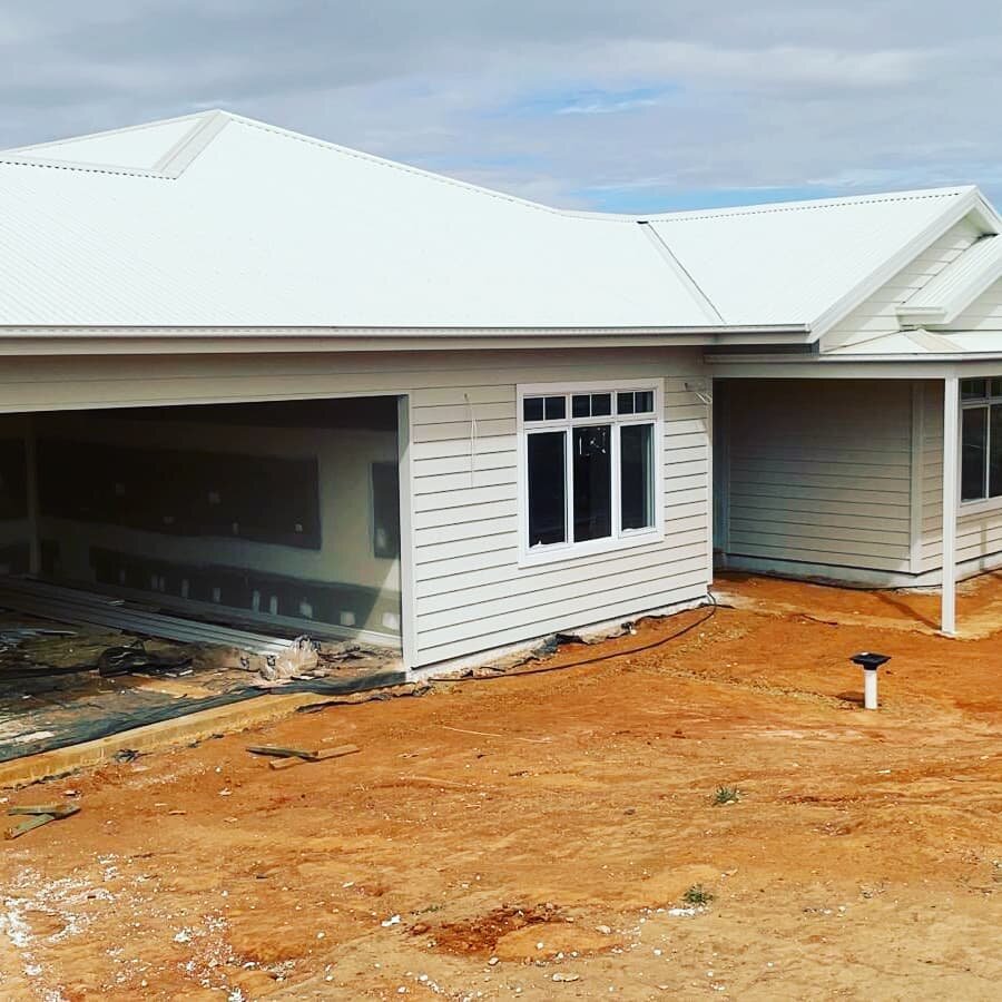 Turramia Crescent
Looking shmick.
James Hardie Linea Cladding supplied by us. 
Our team has the inside looking great too. 
#jameshardiecladding #usgboral
#plasteringlife #riverinaplasterworks #newbuild #tradie #jobwelldone👏