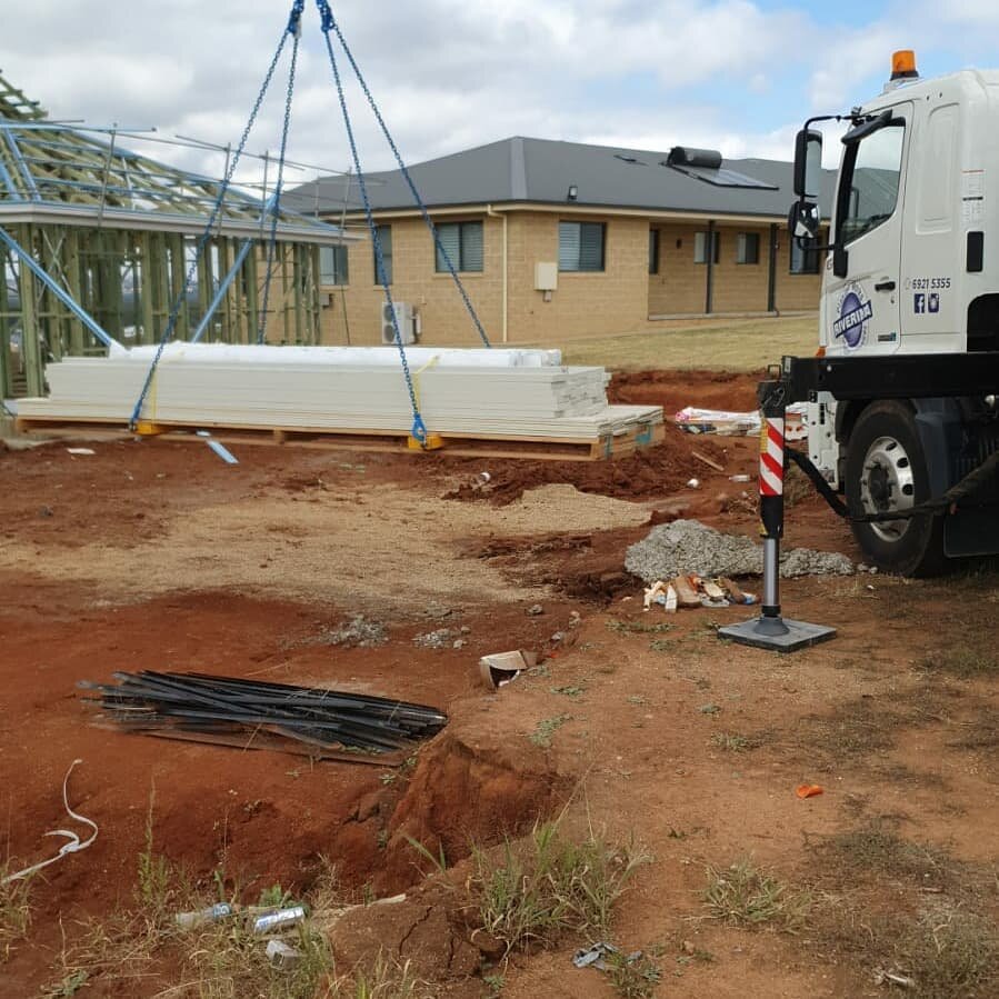 We deliver 
The boys in our Crane Truck getting their hands dirty earlier today delivering a load of Cladding to site. 
#waggaandsurrounds #trucks #cladding #jameshardiecladding #deliverywithasmile #cranetruck #riverinaplasterworks