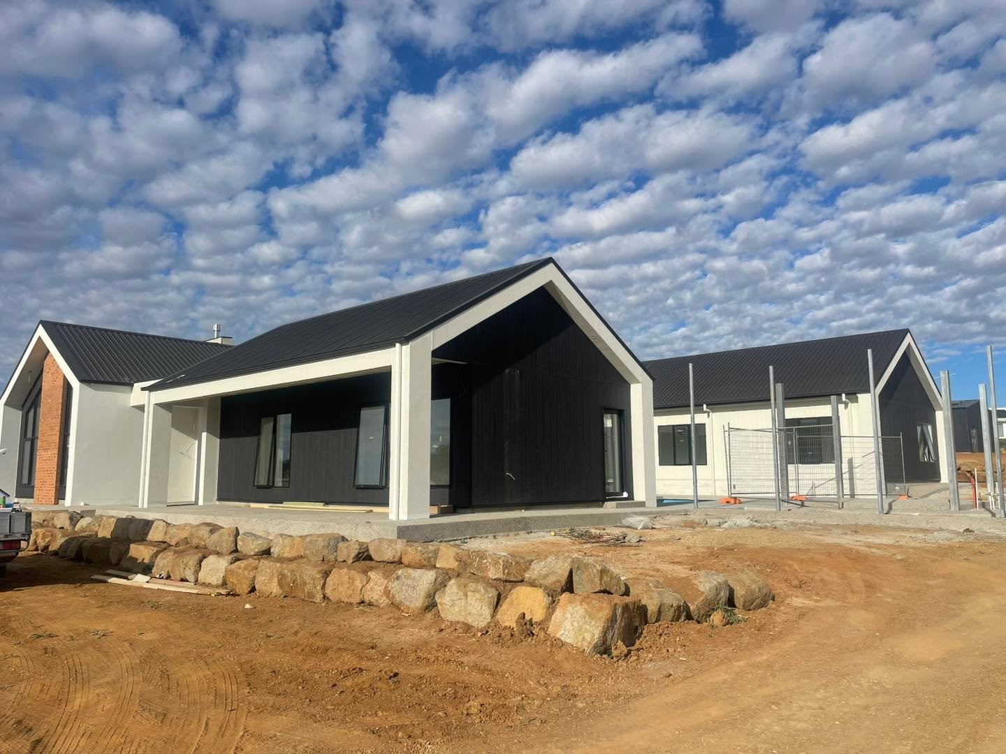 Check out this beautiful house under construction, soon to be a home! 😍 Courtesy of our clients @higginsonhomes 

Complete with CSR Territory Woodlands Ebony and James Hardie Oblique Cladding. 

Contact us for all your cladding needs! Drop in store 