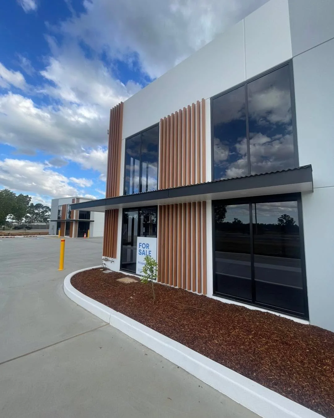 How good do these KelMat aluminium battens look?! 😍�Supplied and installed by our team, for Riverina Commercial Building👷&zwj;♂️
�Discover KelMat Product's premium range &mdash; from battens and beams to cladding and pergolas &mdash; crafted for st