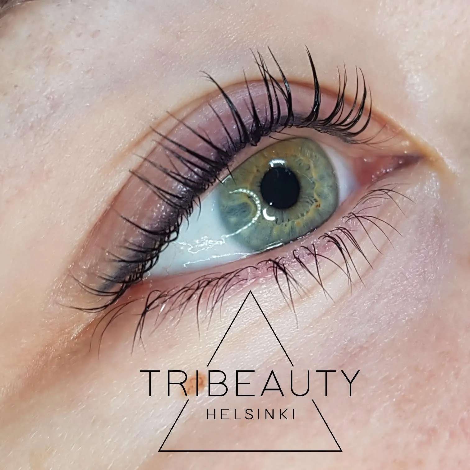 Yumi -ripsien kestotaivutus ja eyeliner pigmentointi.