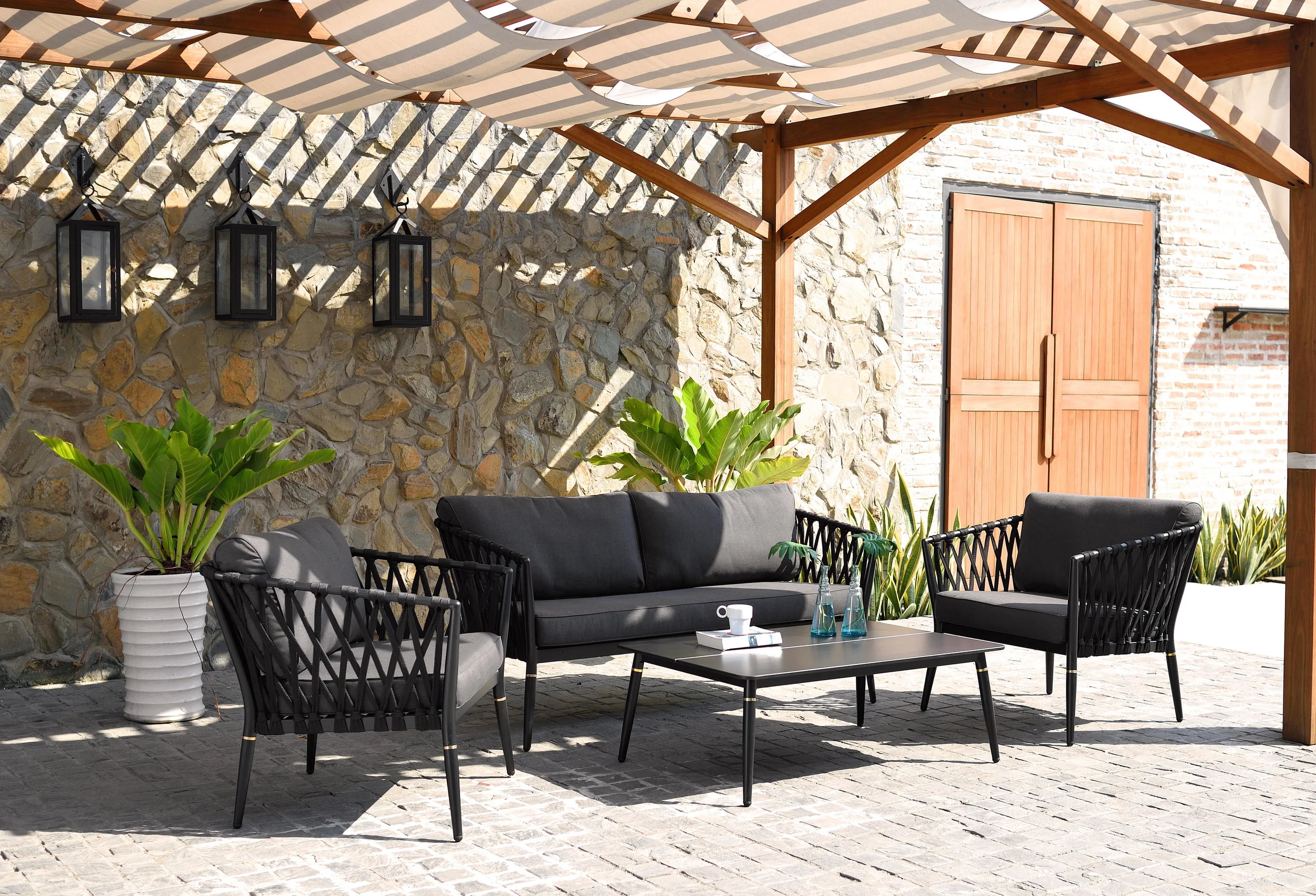 MON exteriors — First Dutch Brands