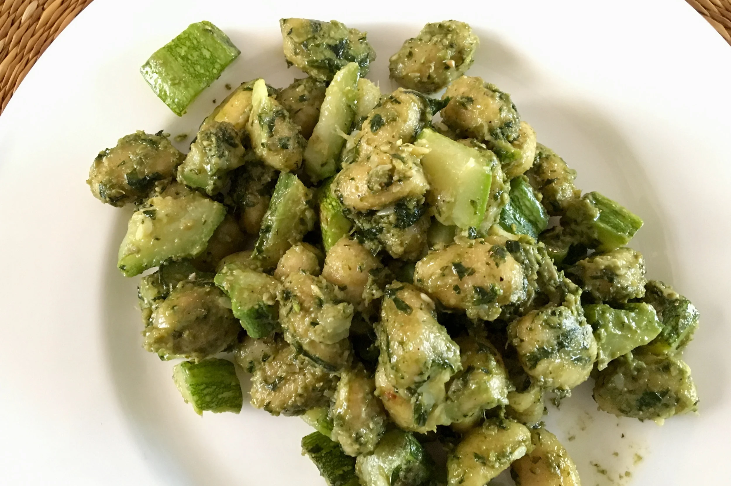 Homemade pesto with courgettes and gnocchi