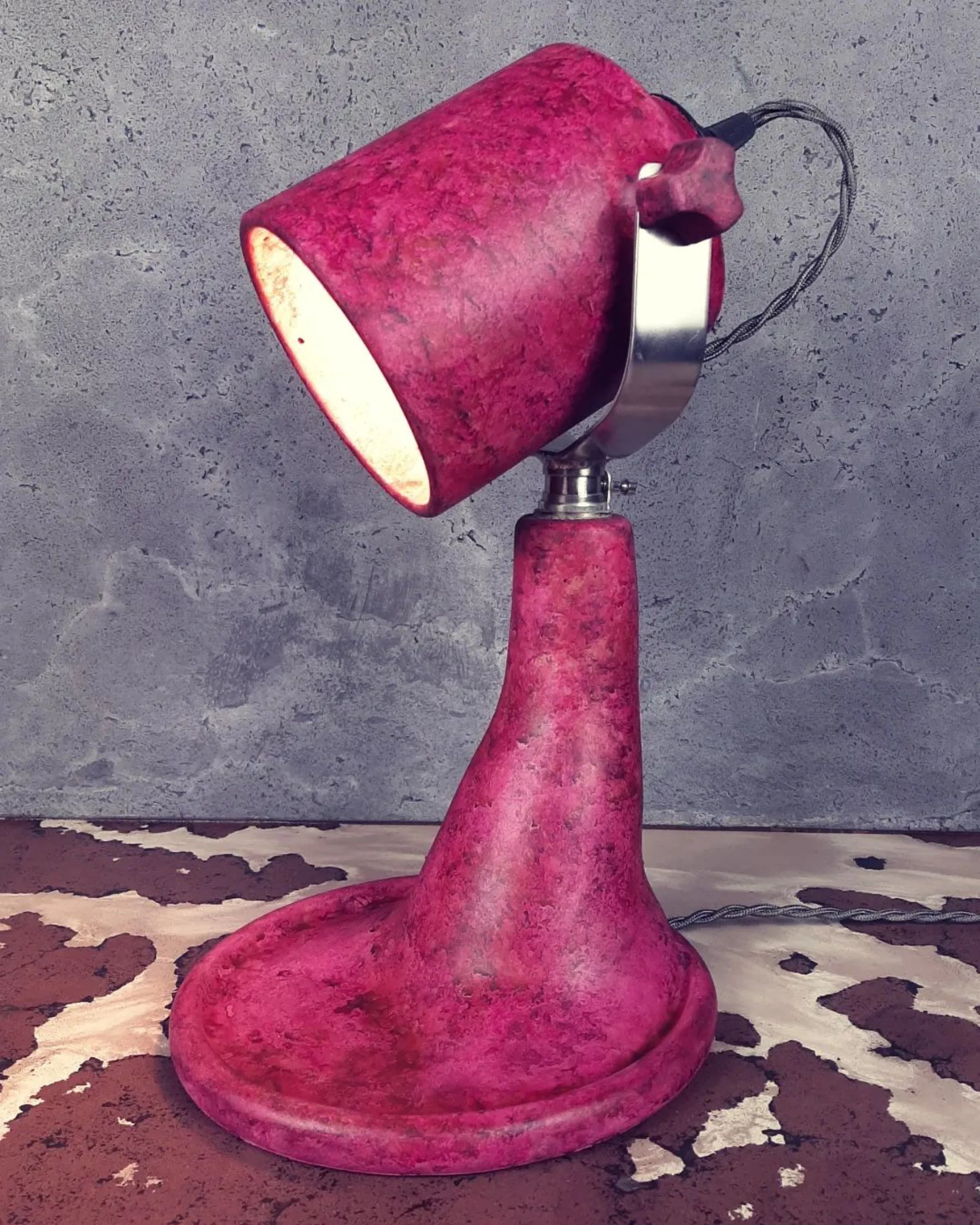 Lampe de bureau en béton violet