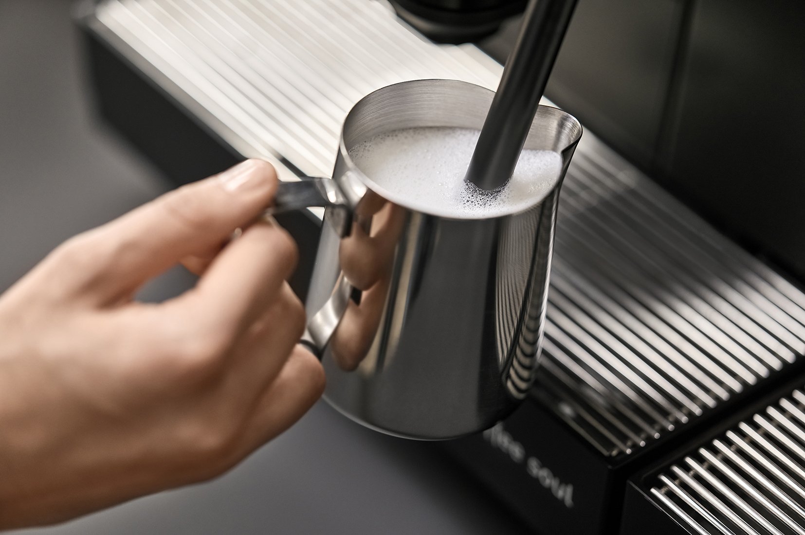 Schaerer_Coffee_Machines_Soul_2-step_Shooting_Image_Ambient_Milk-Frothing_RGB_low-res.jpg