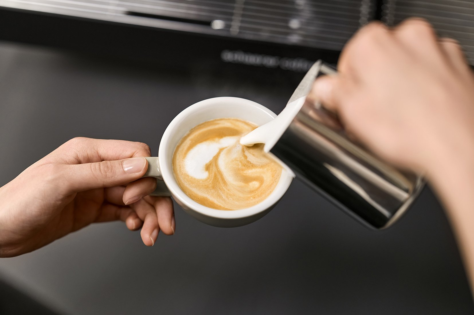 Schaerer_Coffee_Machines_Soul_2-step_Shooting_Image_Ambient_Flat-White-Cup_RGB_low-res.jpg