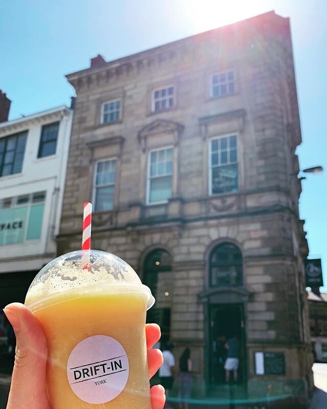 Smoothie special!😀🥤🤗 - when it&rsquo;s gone it&rsquo;s gone
.
Passion storm 🌴🌪- so tropical, you almost forget you&rsquo;re not on holiday! Enjoy the sun ☀️🥵😎
.
.
Peach - Pineapple - Papaya - Apple Juice 🍑🍍🍏
.
.
.
Our cups and lids are made