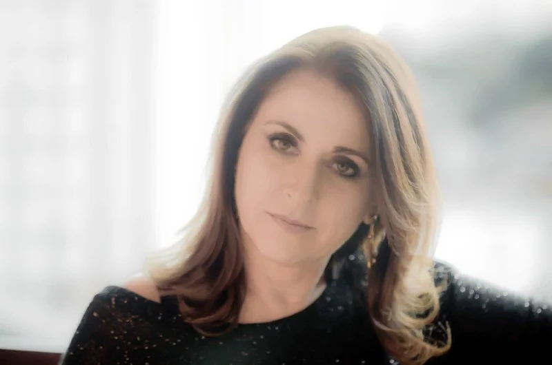 Fadista concorre a prêmio com canção que liga Brasil a Portugal