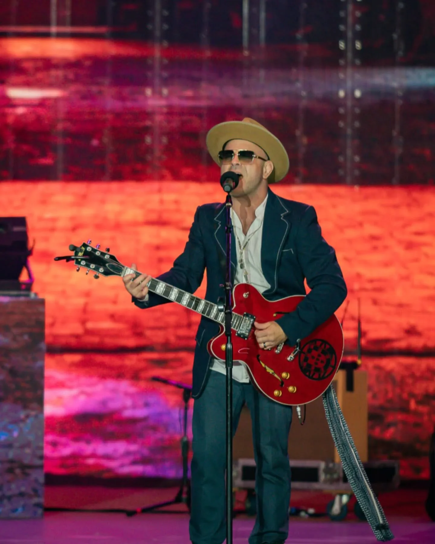 Small details matter! Did you notice the Portuguese flag emblem on Nelson's guitar? 🎸🇵🇹 

International Portuguese Music Awards, presented by @gnomiai 

📸 Djecy Ramos