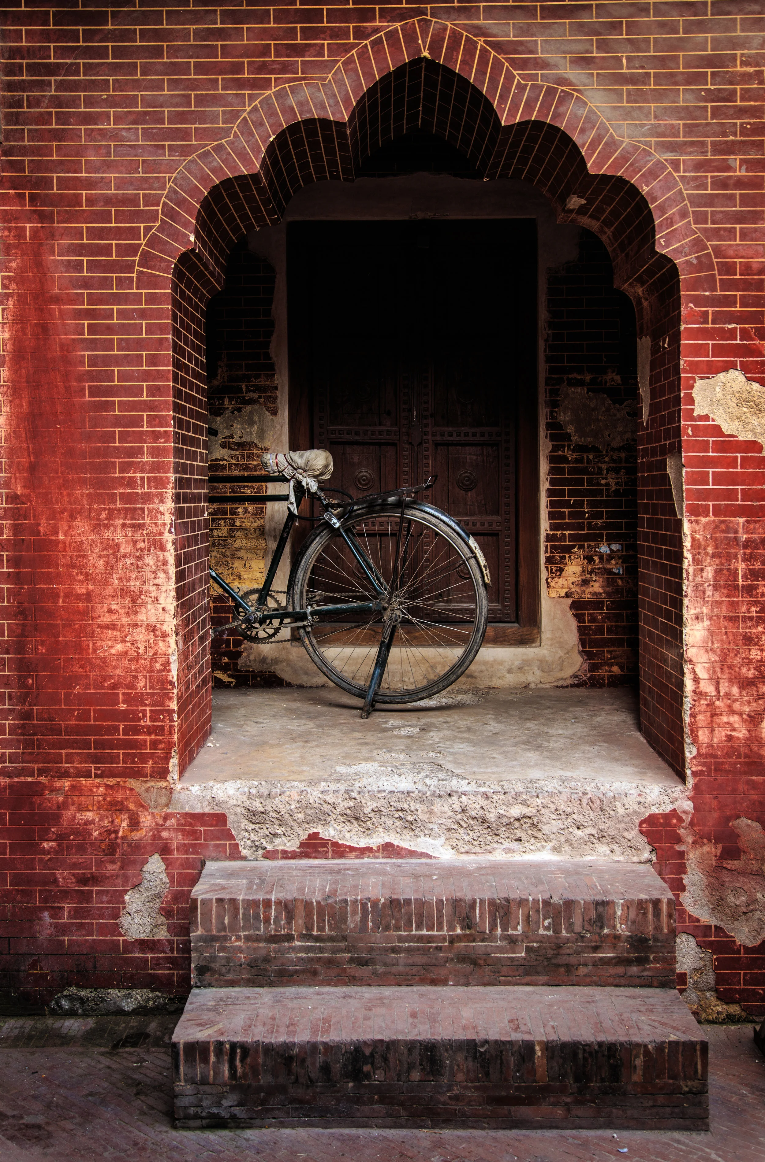 bike under arch, art photography for sale, photos of pakistan, street photography in pakistan, photography for sale, street photography for sale, travel photography