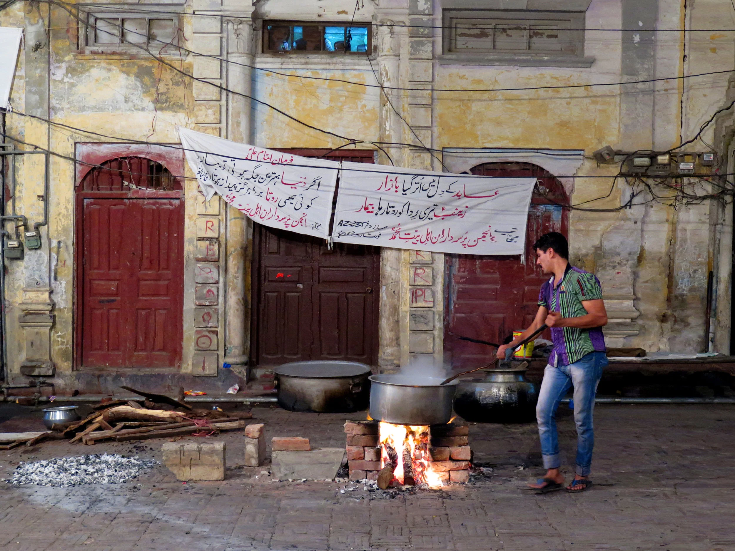 man cooking in the street, photos of pakistan, street photography in pakistan, photography for sale, street photography for sale, travel photography