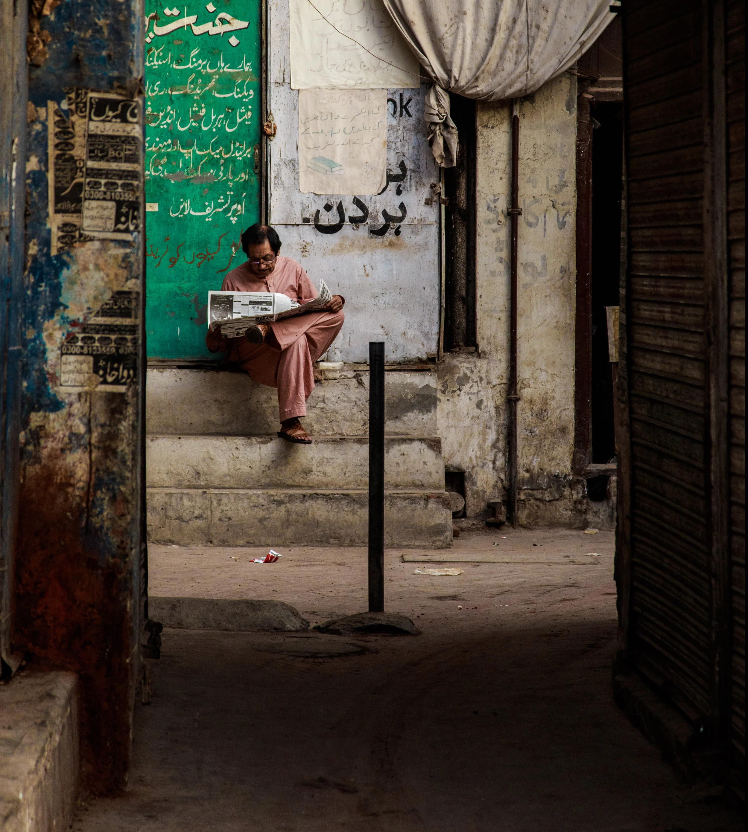 man reading newspaper, photos of pakistan, street photography in pakistan, photography for sale, street photography for sale, travel photography