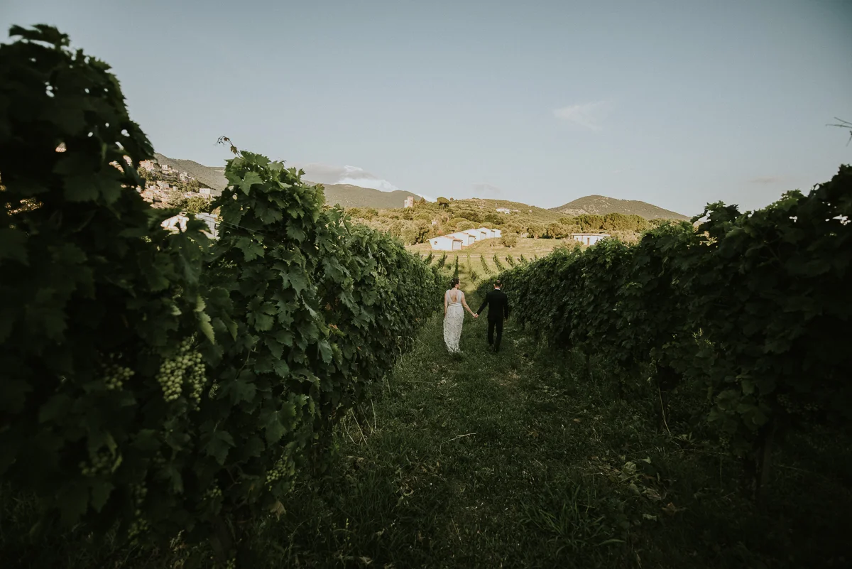Coppia di sposi tra le vigne di Cantina Cincinnato