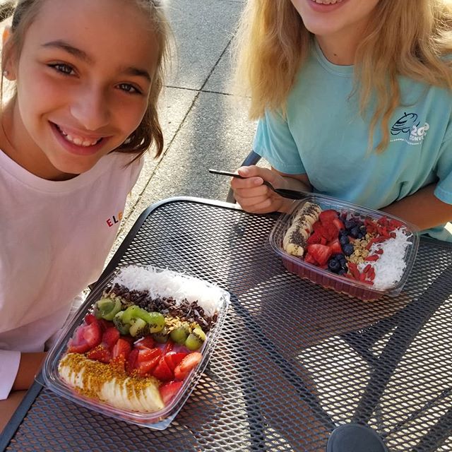 Comparing smoothie bowls!