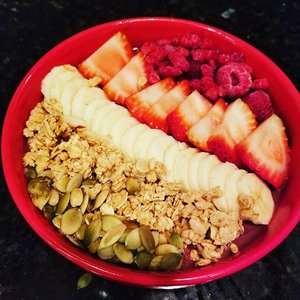Homemade smoothie bowl game is 🔥 .
. .
#naturalfirst #smoothies #fruit #ibs #digestion #crohns #colitis