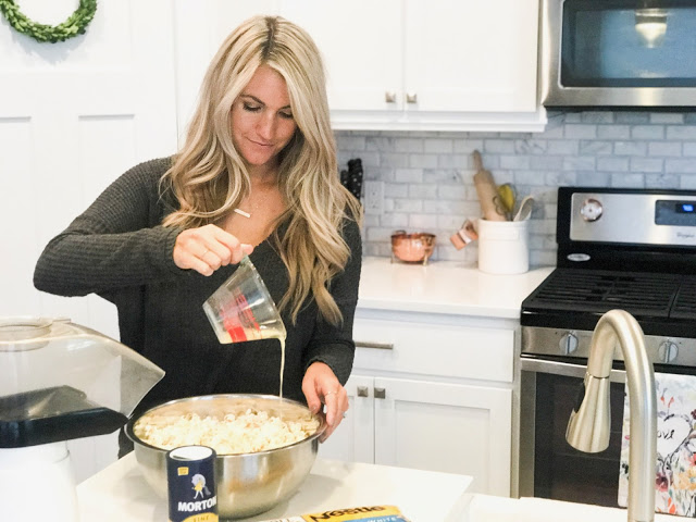 Fall Popcorn: White Chocolate and Caramel Corn 