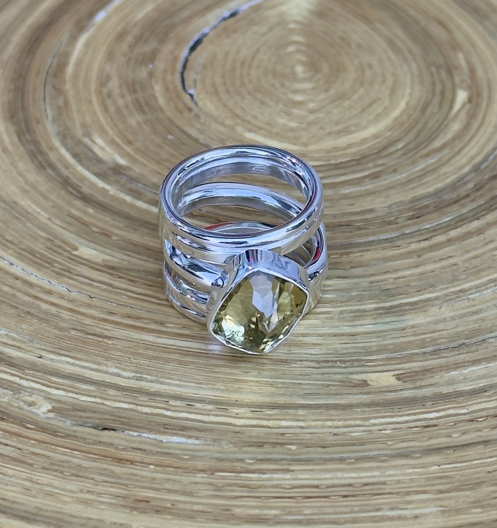 R194 Lemon Quartz Ring — Lilly Barrack Seasoned artist R194 Lemon Quartz Ring — Lilly Barrack Seasoned artist