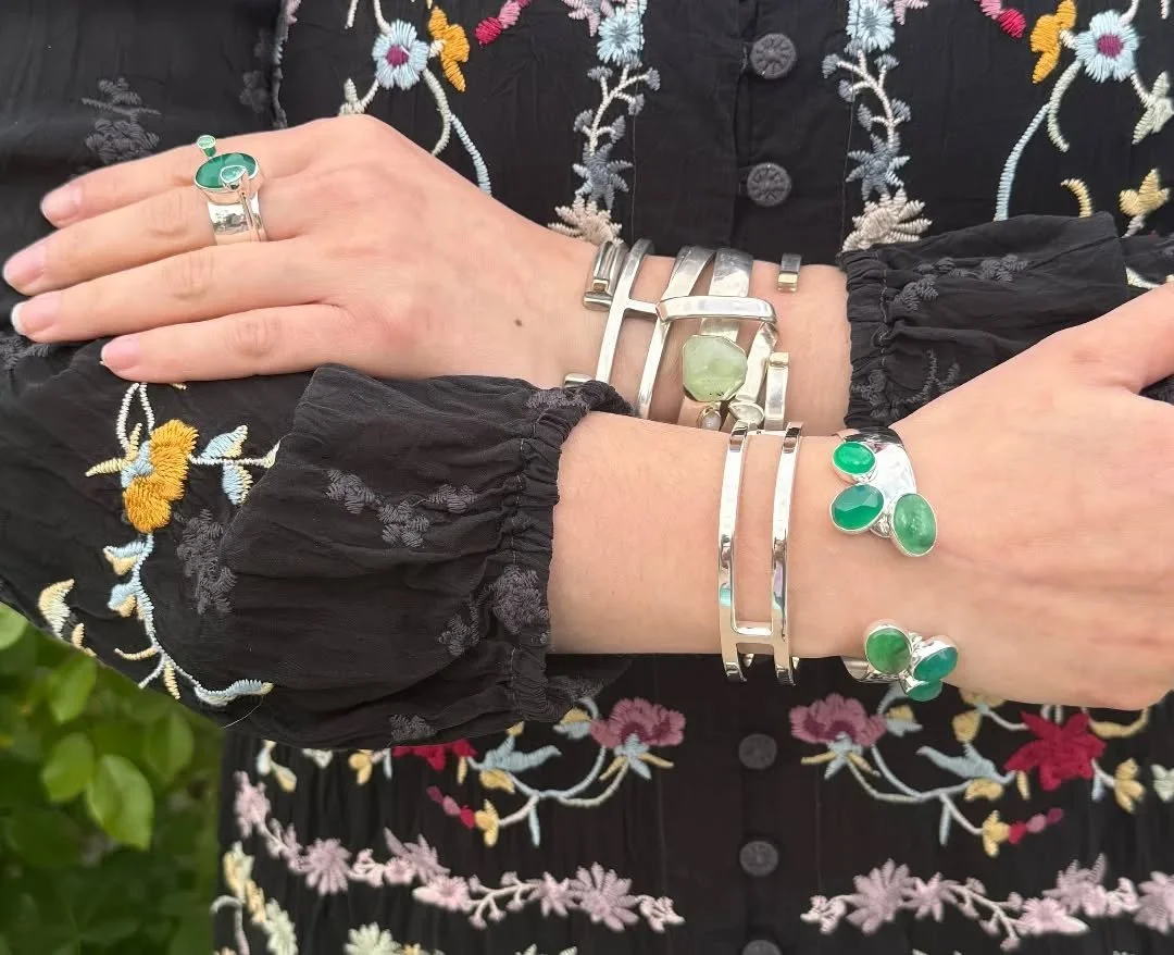 Shades of Green with Lilly Barrack 

💚💚💚💚💚

#lillybarrackjewelry #greenonyx #greenagate #jade #prehnite #shoplocal #lifeincolor #nmtrue