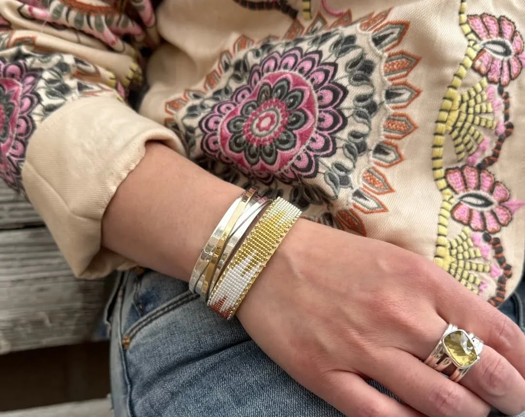 Create your own unique style by mixing metals and designers! 

💛💛💛💛💛

#lillybarrackjewelry #etkie #mixedmetals #shoplocal
