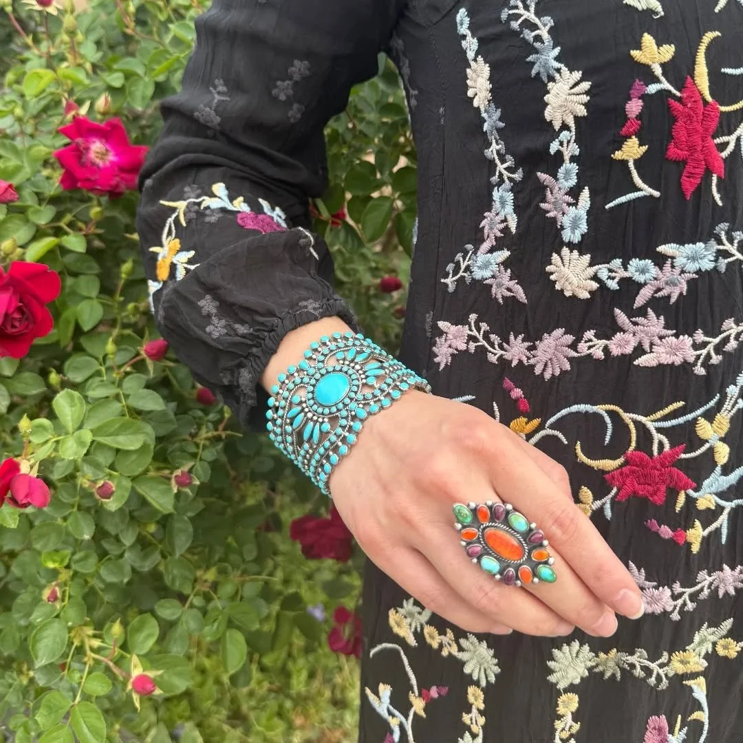 Embody the timelessness of Turquoise with this beautiful Sleeping Beauty Turquoise and striking Spiny Oyster Shell

Both are available to purchase,
DM FOR DETAILS

#turquoiseeveryday #spinyoyster #nativeamericanjewelry