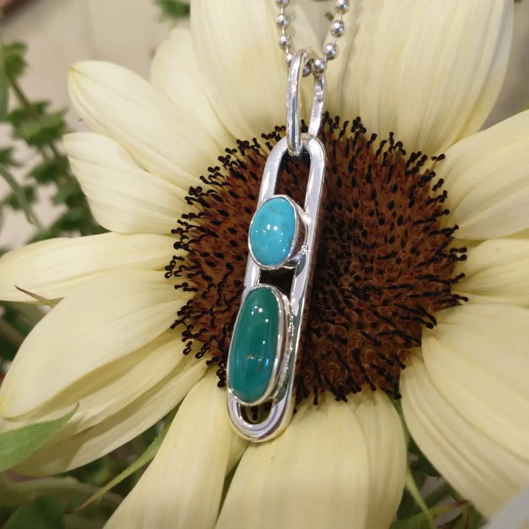 Surround yourself with beauty with Lilly's limited Sonoran Turquoise collection and fresh flowers by local florist @stdymphnafarms 

DM FOR INFO

💚🤍💙💚🤍💙

#beauty #lillybarrackjewelry #turquoisetuesday #sonoranturquoise #localflorist #whitenite