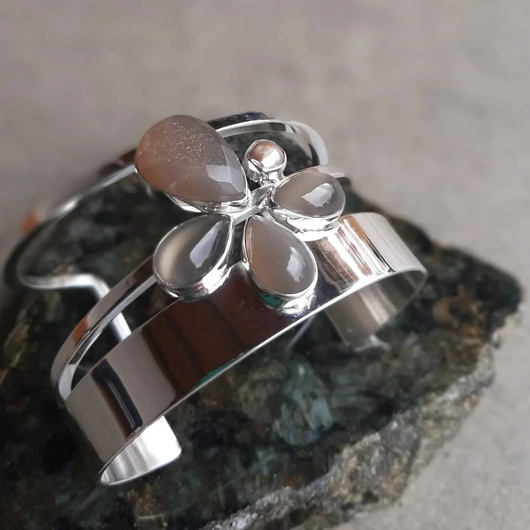 Set the mood this fall with Lilly's new Moonstone Collection

DM FOR INFO

🤎🤍🤎🤍🤎