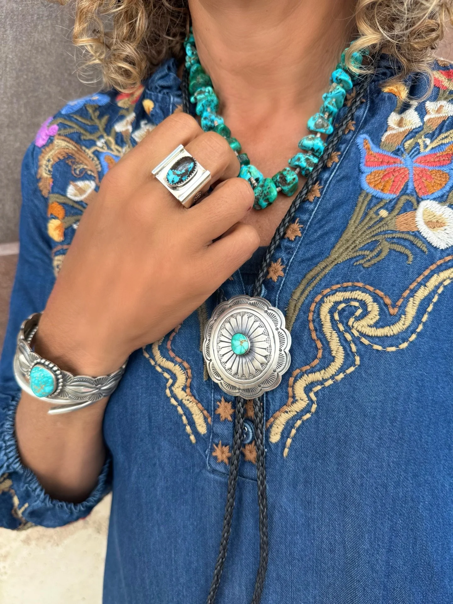 Nothing compares to the raw, stunning beauty of traditional Native American craftsmanship 💙 Visit us and discover incredible pieces in our sale cases!
