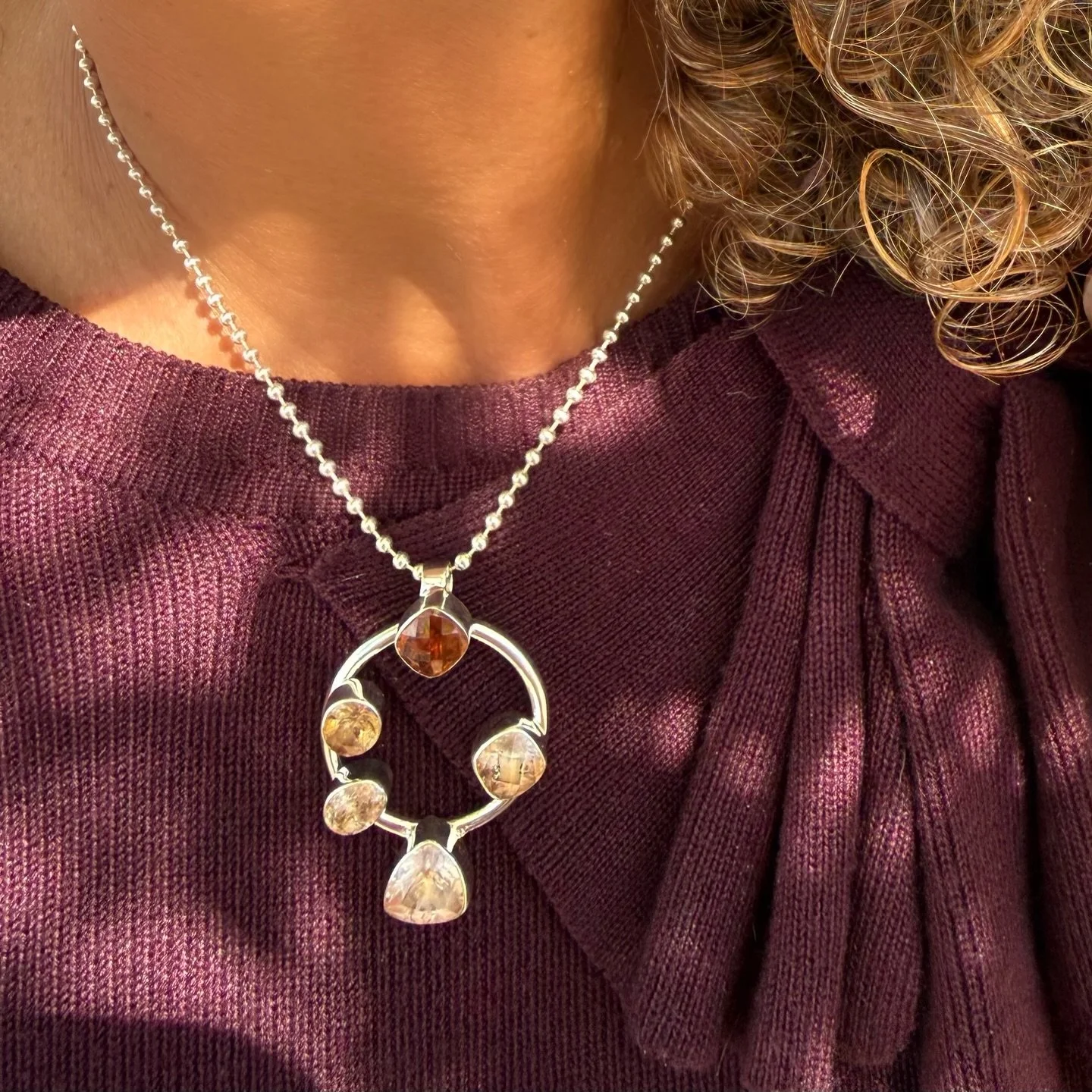 Soft sparkle meets golden glow ✨ Morganite paired with Sunstone is the ultimate neutral jewelry combo 🌞