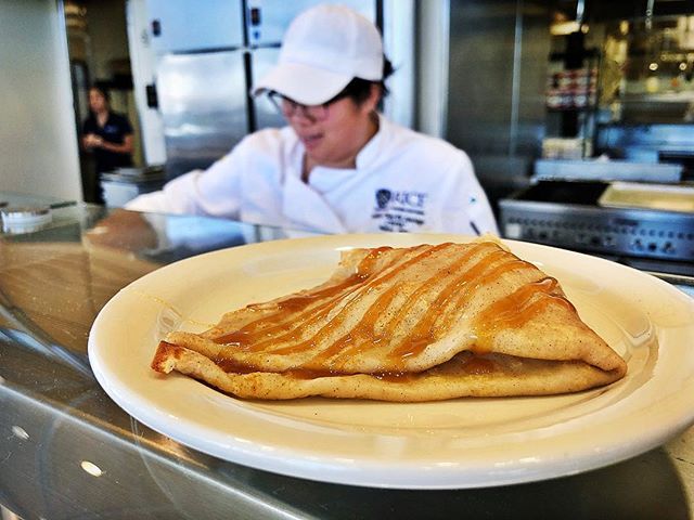 ICYMI: it&rsquo;s #nationalapplepieday. We celebrated with apple pie crepes thanks to Chef Telly! #ricesweets #riceuniversity #applepie 🍏🥧🍎