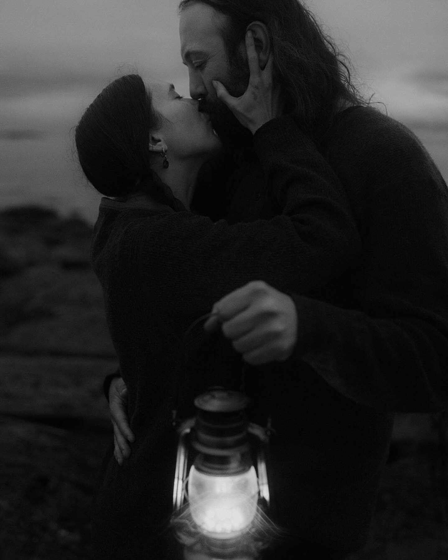 Fall season means engagement session season!
I&rsquo;m buried in editing from the summer, but it&rsquo;s nice to step out of my computer cave and get creative in the moody weather 🖤

#engagementphotos #moodyports #yyjphotographer #victoriabc #vancou