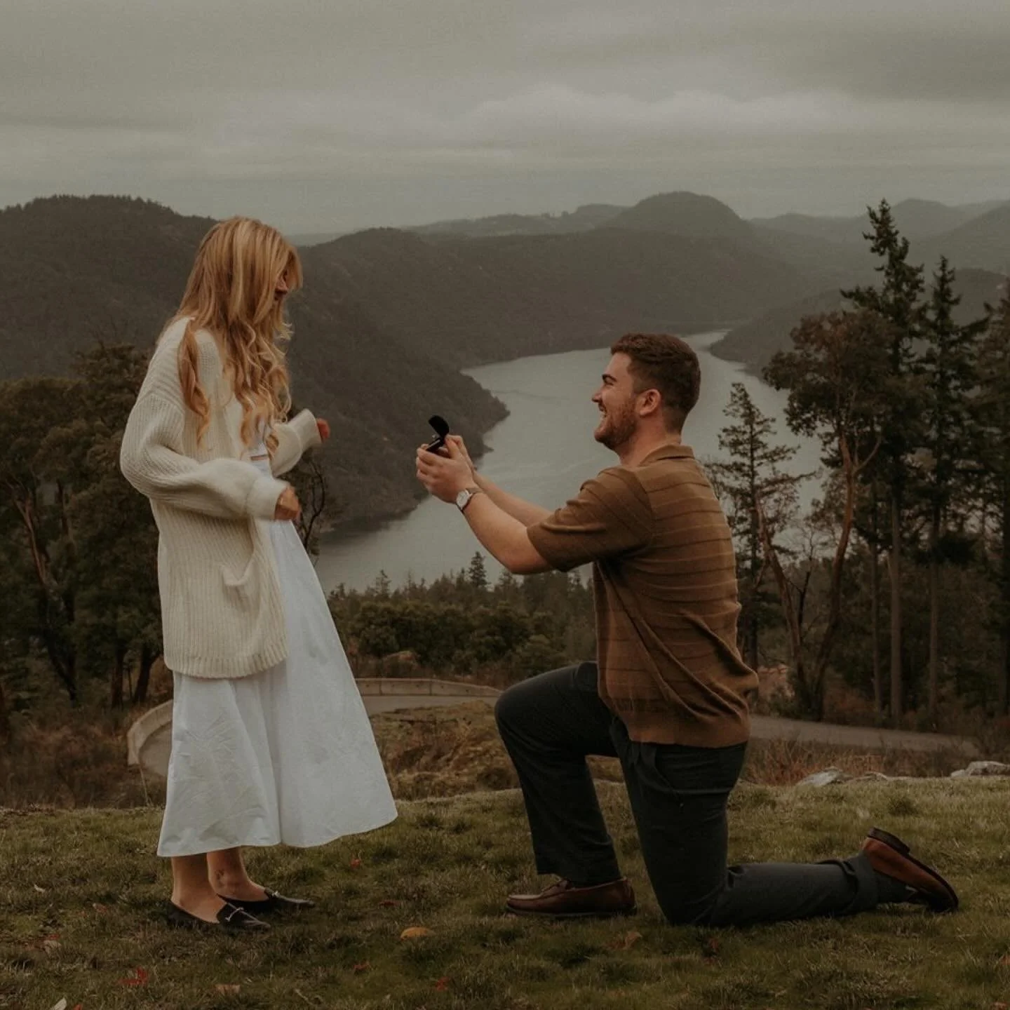 Throwing back to November today with a surprise proposal with an incredible view 😍

Thanks again to @danicyrphoto for helping me out with this special moment because this gal had Covid. I am always so incredibly grateful for the supportive creative 