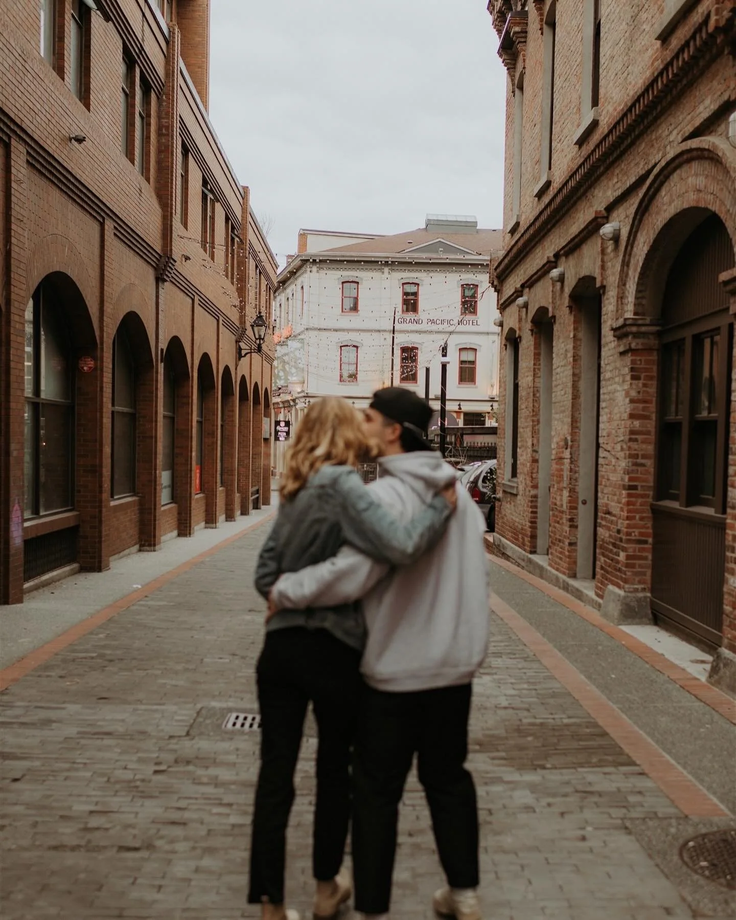 Changing up the scenery a little bit with this adorable downtown Victoria engagement session ❤️

When discussing locations for the shoot, I threw out the option of a date in the city. E &amp; L were totally on board with the idea, and I&rsquo;m very 