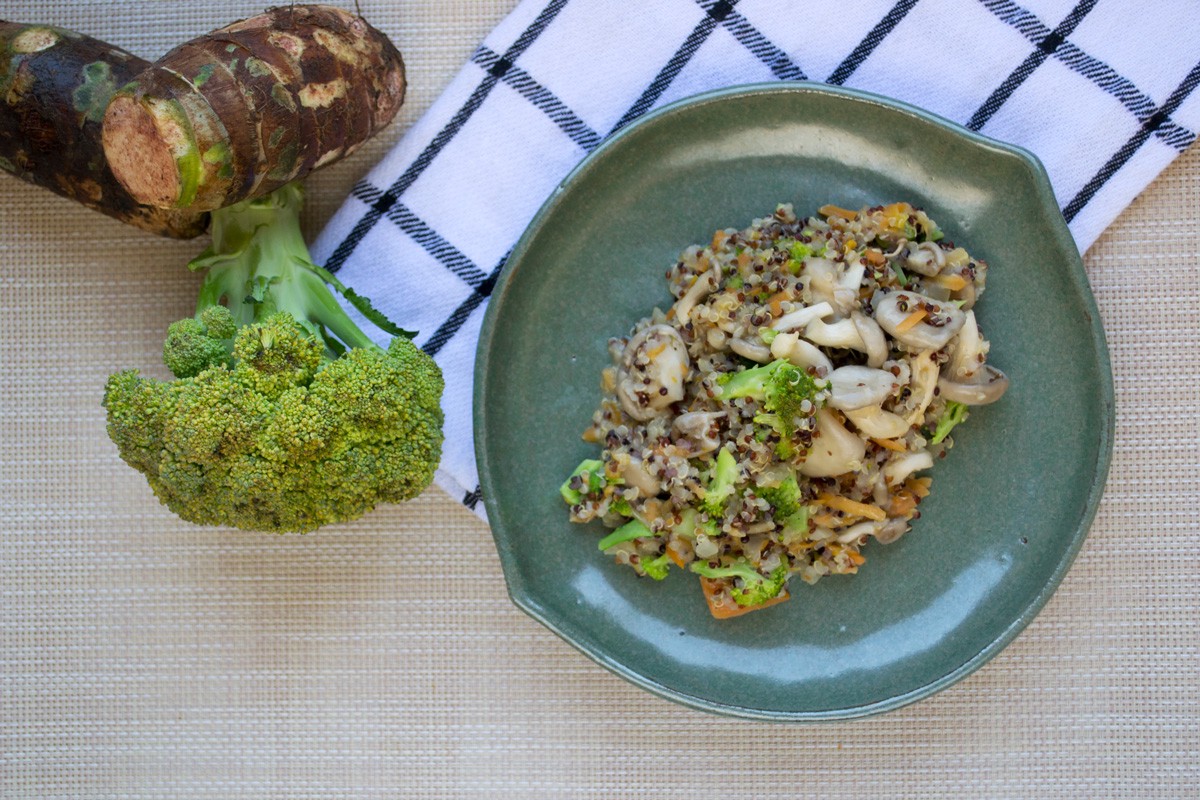 Quinoto de cogumelo e vegetais