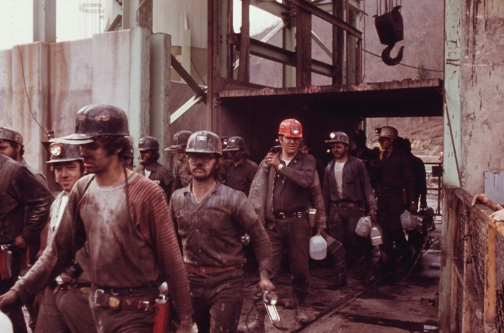 1200px-FIRST_SHIFT_OF_MINERS_AT_THE_VIRGINIA-POCAHONTAS_COAL_COMPANY_MINE_^4_NEAR_RICHLANDS,_VIRGINIA,_LEAVING_THE_ELEVATOR...._-_NARA_-_556393_tweaked.jpg