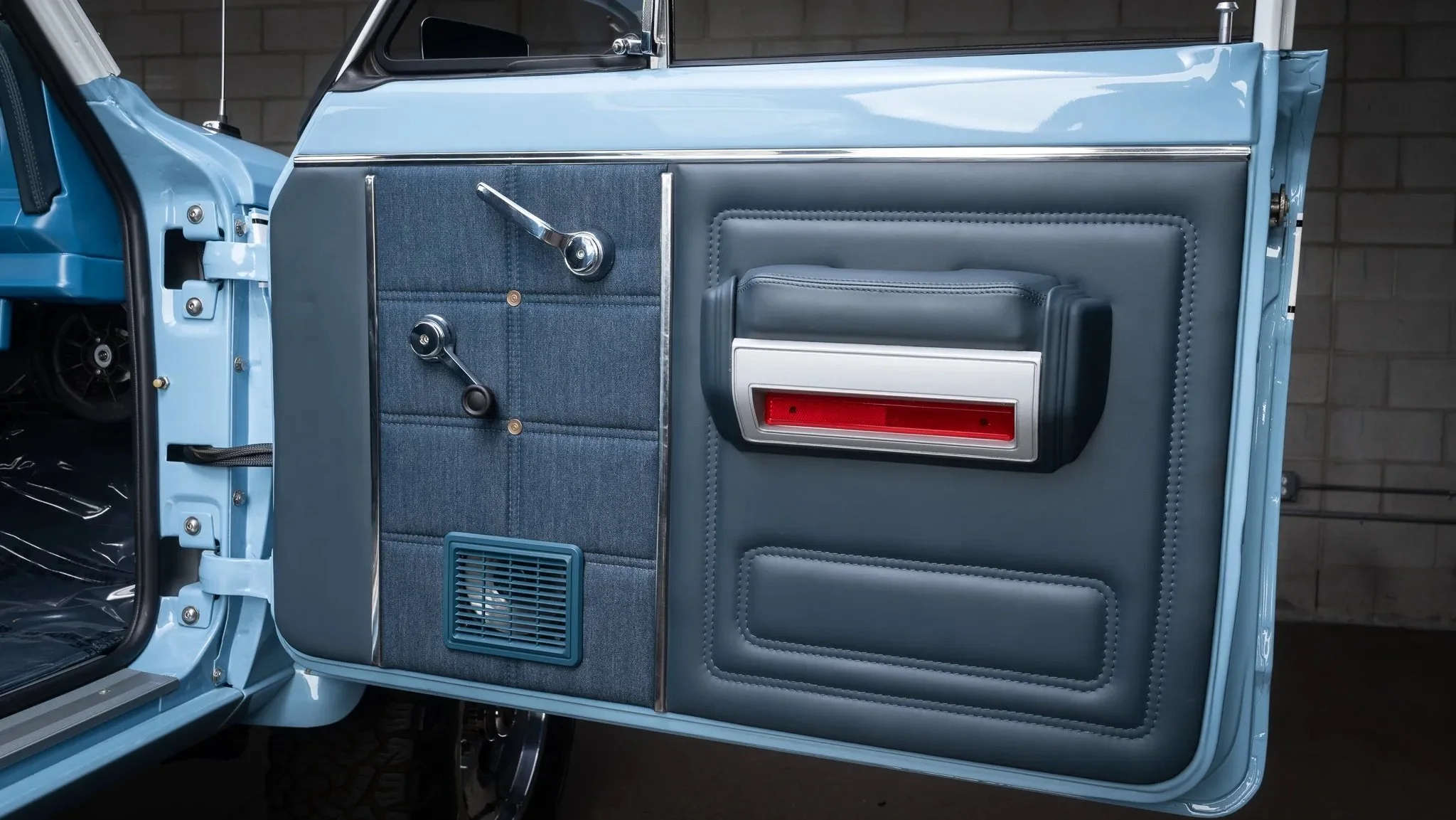 jeep-cherokee-j-truck-interior-door-panel-trim-moldings-09.jpeg