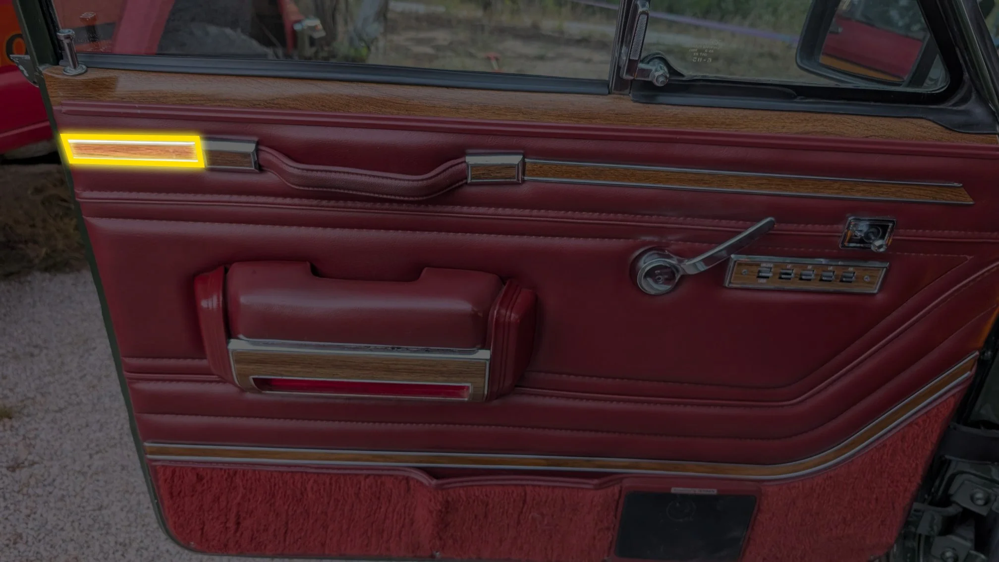 jeep-grand-wagoneer-interior-woodgrain-door-trim-04.jpg