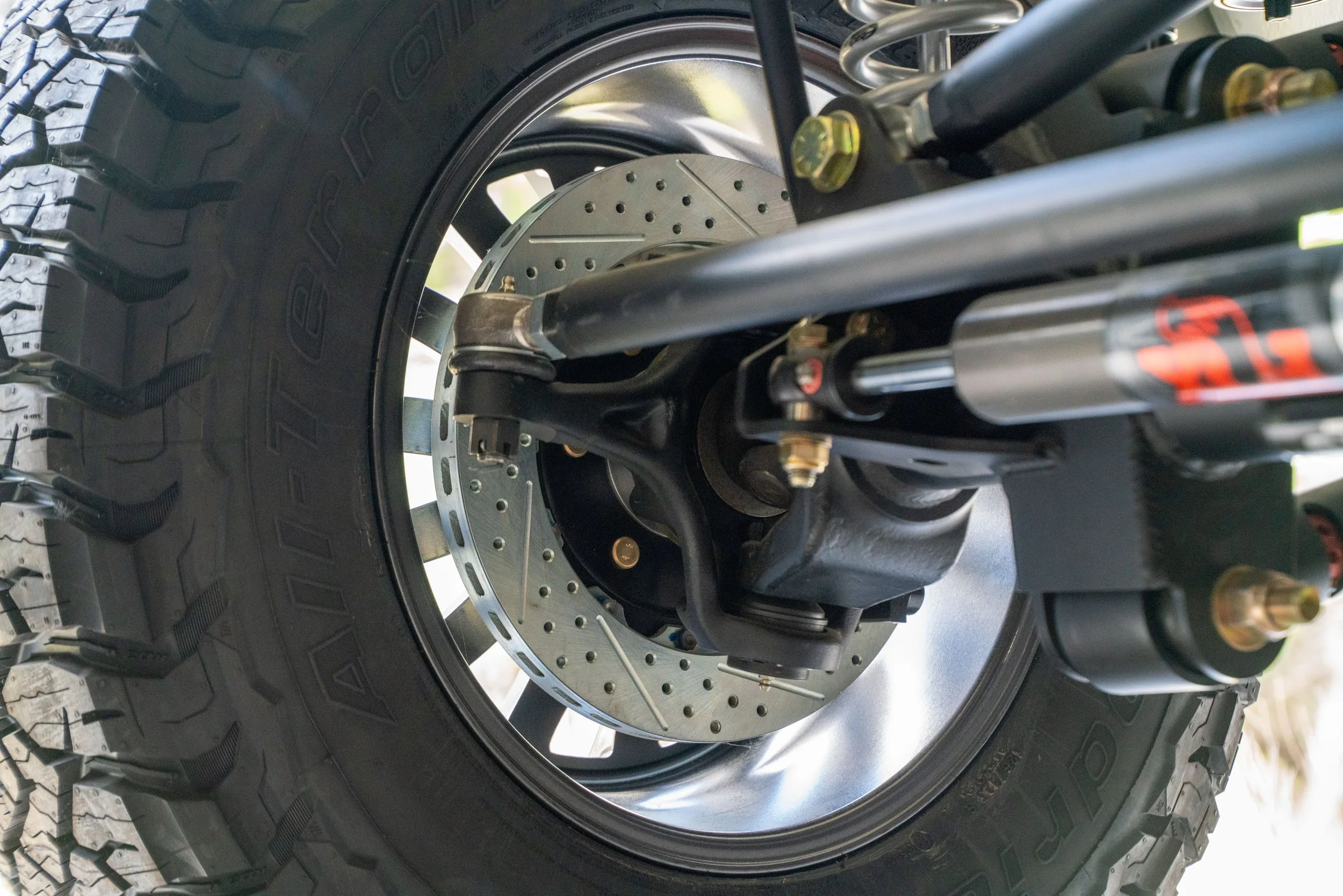 vigilante-17-inch-turbine-wheels-jeep-grand-wagoneer-installed-11.jpg