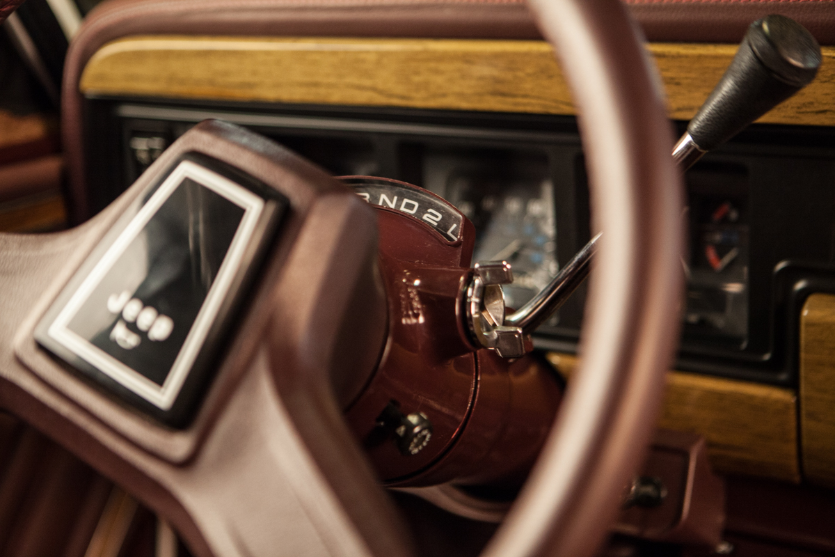 Jeep_Grand_Wagoneer_1990-22.jpg