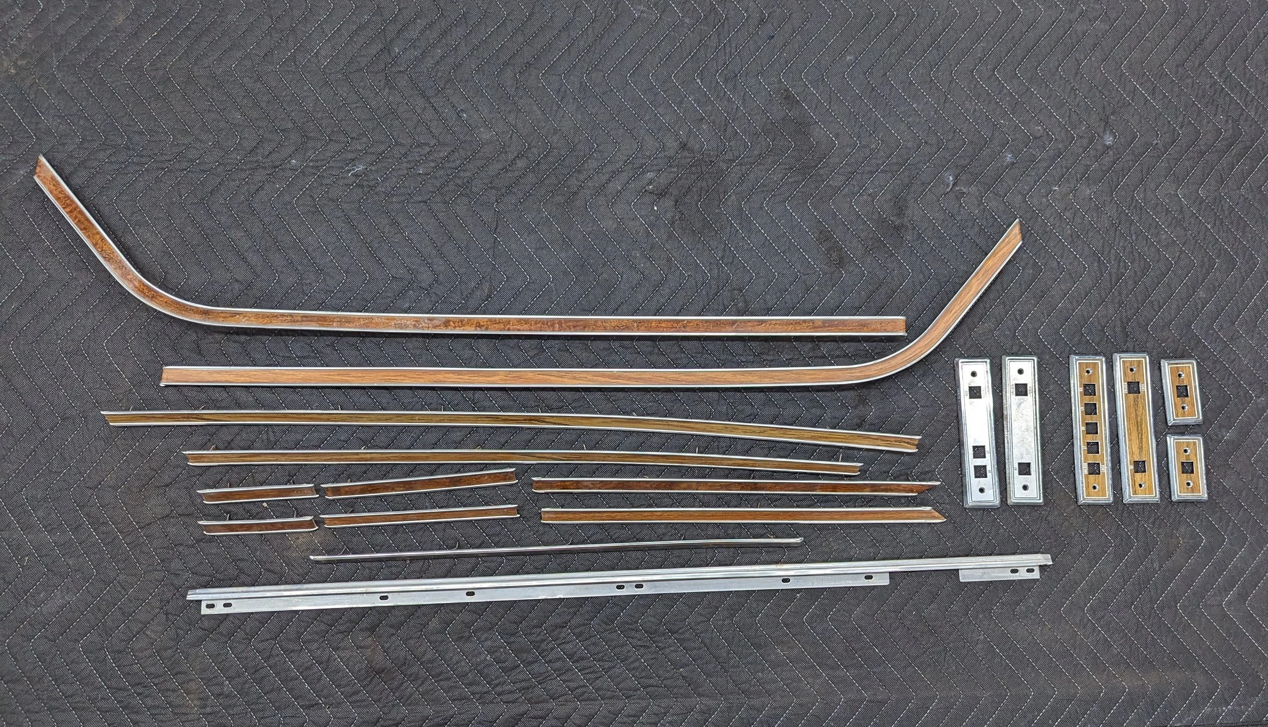 INTERIOR: Jeep Grand Wagoneer Door Panel Trim | Jeep Heritage