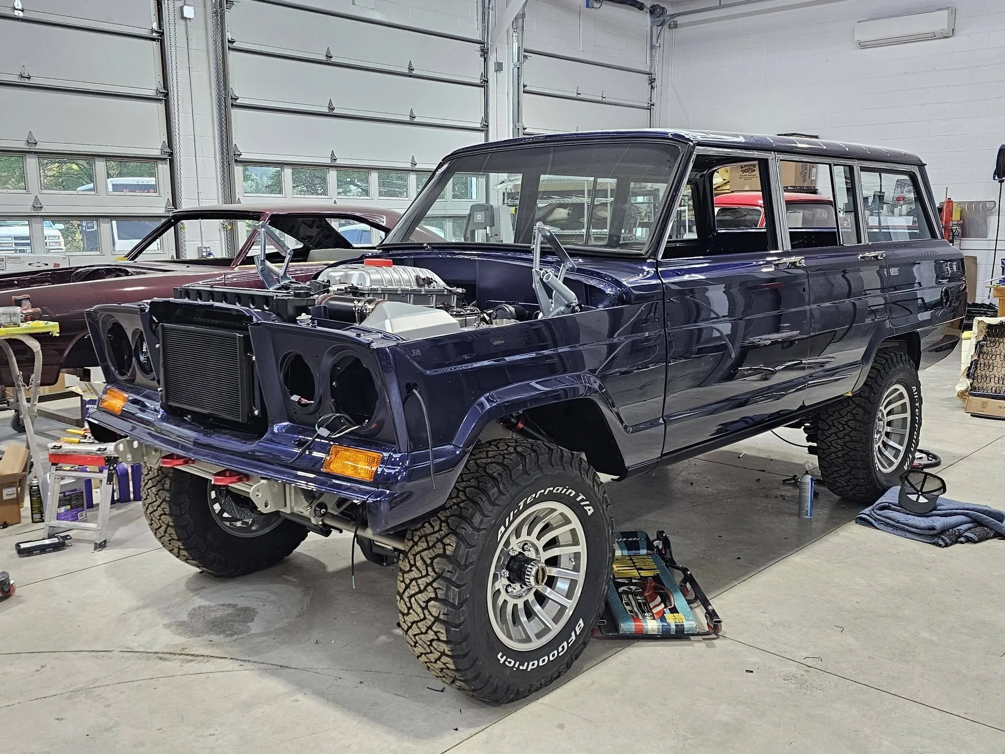 vigilante-17-inch-turbine-wheels-jeep-grand-wagoneer-installed-11.jpg
