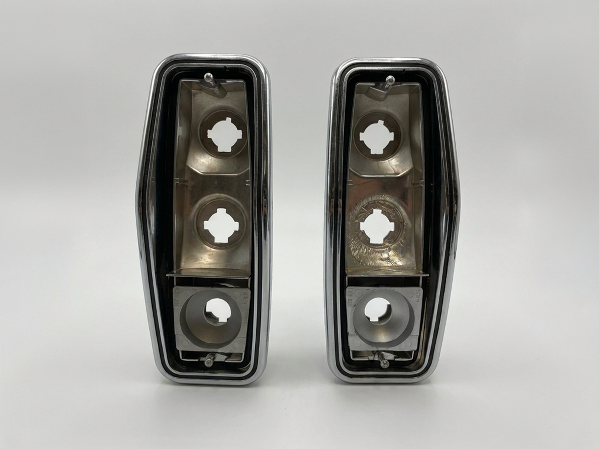 jeep-grand-wagoneer-tail-light-housing-1984-1991-02.png